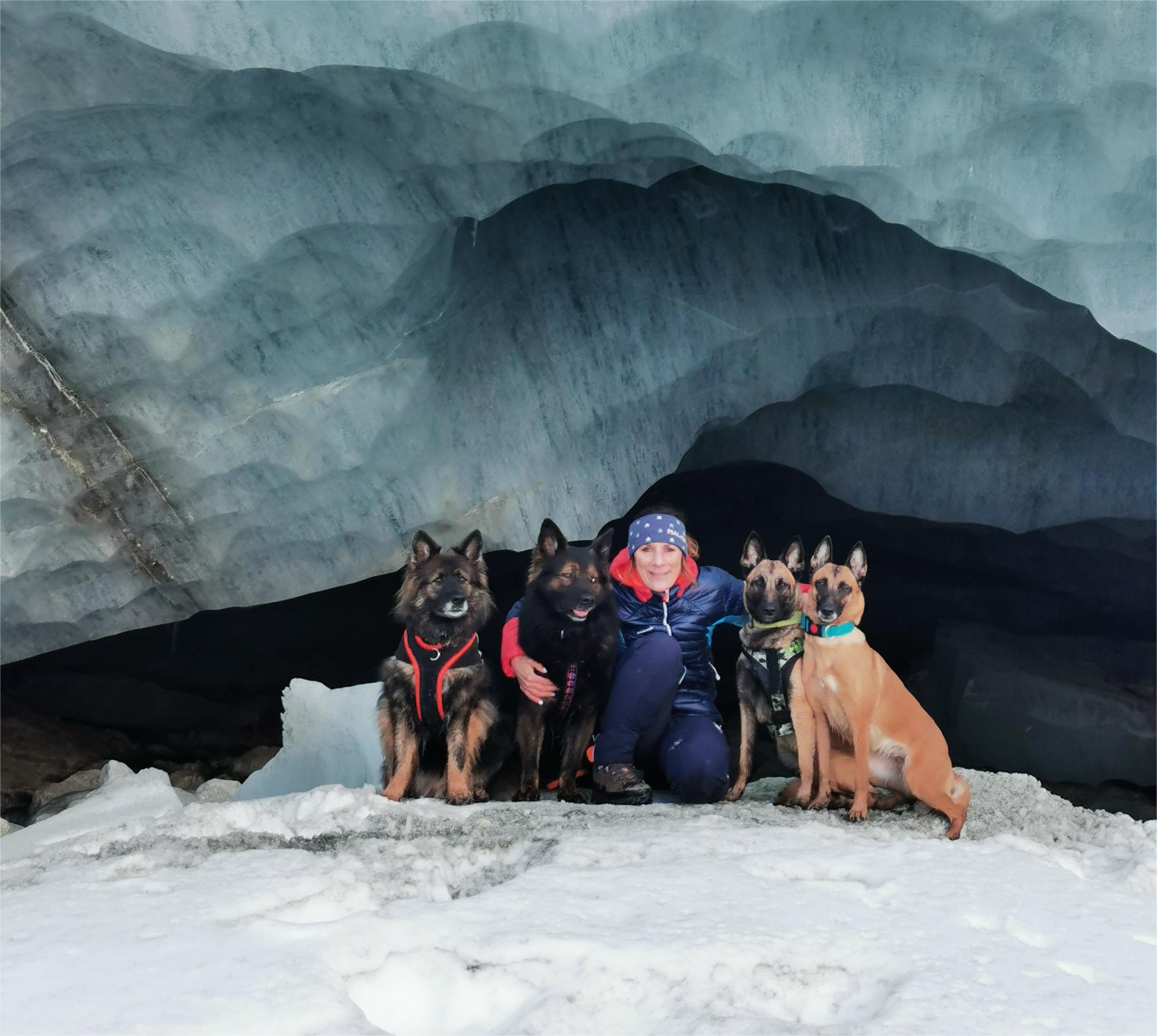  Schneeschuhtour mit Hund zu den Gletscherhöhlen im Wallis